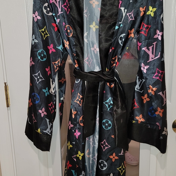 Elegant Black Multicolor Patterned Robe - Picture 4 of 5
